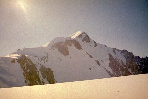 Monte Bianco. Vasakul harjal musta kühmu kohal on Valleti onn (4362). 
