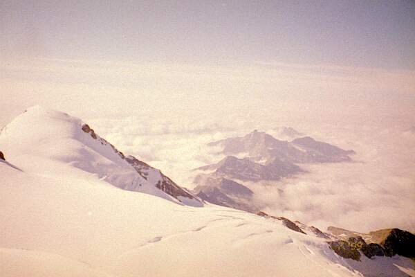 Pyramid di Vincenti (vasakul) 4215 m.