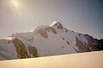 Monte Bianco. Vasakul harjal musta kühmu kohal on Valleti onn (4362). 